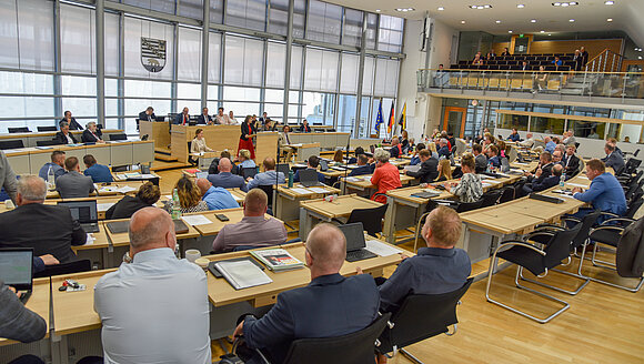 Blick in den Plenarsaal des Landtags von Sachsen-Anhalt während einer Parlamentssitzung.