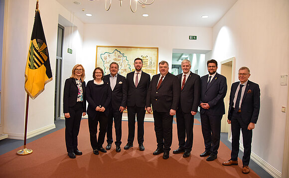 Gruppenfoto: Acht Abgeordnete aus Sachsen-Anhalt und Litauen stehen nebeneinander.