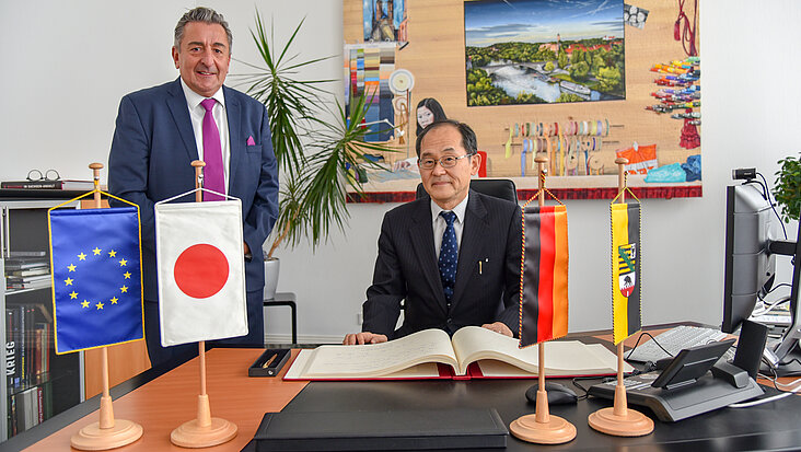 Japans Botschafter Yanagi und Landtagspräsident beim Eintrag ins Gästebuch des Landtags von Sachsen-Anhalt.