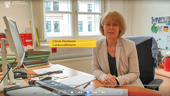 Landeswahlleiterin Christa Dieckmann sitzt in ihrem Büro am Schreibtisch.