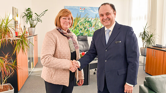 Landtagspräsidentin Gabriele Brakebusch begrüßte Mario Vilalva, Botschafter Brasiliens in Deutschland, im Landtag von Sachsen-Anhalt. Sie schütteln einander die Hand.