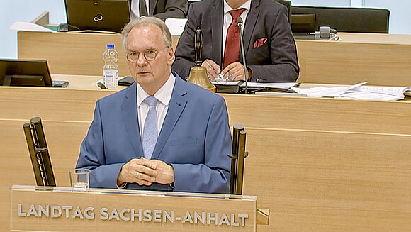 Ministerpräsident Reiner Haseloff spricht am Rednerpult im Plenarsaal des Landtags von Sachsen-Anhalt.