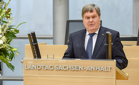 Dieter Steinecke am Rednerpult im Plenarsaal des Landtags von Sachsen-Anhalt.
