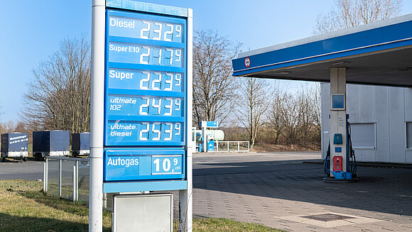 Blick auf eine Preistabelle an der Tankstelle. Die Spritpreise sind mit über 2,20 Euro sehr hoch.
