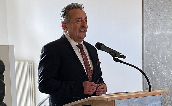 Landtagspräsident Dr. Gunnar Schellenberger spricht während der Reichsbanner-Ausstellungseröffnung.