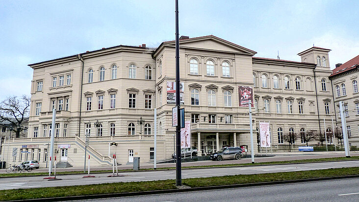 Blick auf das frühere Stadtschützenhaus Halle (Saale), einst Sitz des Landtags, heute ein Kongresszentrum.