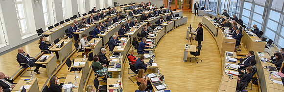 Blick in den vollbesetzten Plenarsaal des Landtags von Sachsen-Anhalt während einer Landtagssitzung.