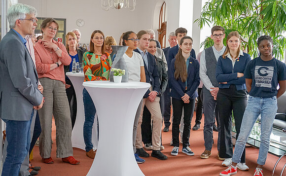 Gruppenbild, Empfang der Landessiegerinnen und Landessieger von „Jugend forscht“ 2023 im Landtag von Sachsen-Anhalt.