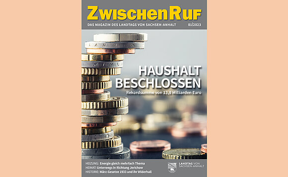 Titelbild der ZwischenRuf-Ausgabe 1 im Jahr 2023. Man sieht einen Stapel aus Geldstücken, die den Landeshaushalt symbolisieren.