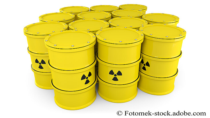 Gelbe Fässer mit Atommüll-Zeichen