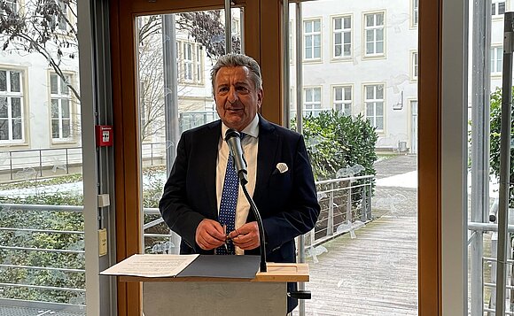 Landtagspräsident Dr. Gunnar Schellenberger spricht zur Eröffnung der Ausstellung von und mit Knut Mueller.