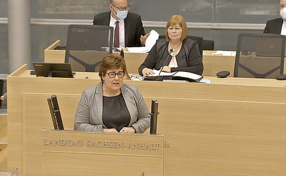 Sozialministerin Petra Grimm-Benne äußerte sich am Rednerpult im Plenarsaal zum weiteren Impfgeschehen in Sachsen-Anhalt.