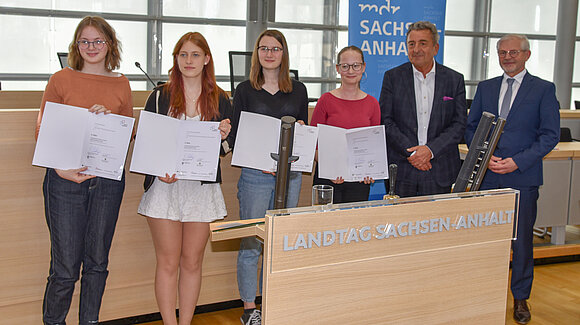 Siegerehrung nach dem Landesfinale Sachsen-Anhalt  2022 von „Jugend debattiert“ (Sek. II) im Plenarsaal des Landtags in Magdeburg.