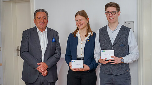 Landtagspräsident Dr. Gunnar Schellenberger mit dem Landessiegerteam Finja Alpert und Chris Julian Erdmann.
