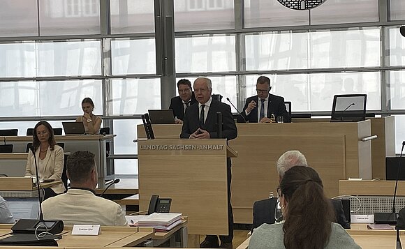 ARD-Vorsitzender Tom Buhrow während seines Redebeitrags am Pult im Plenarsaal.