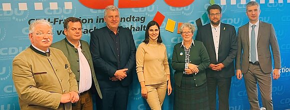 Gruppenbild der CDU-Abgeordneten mit den beiden Abgeordneten  Halyna Yanchenko (M.) und Volodymyr Tsabal (r.) aus der Ukraine.