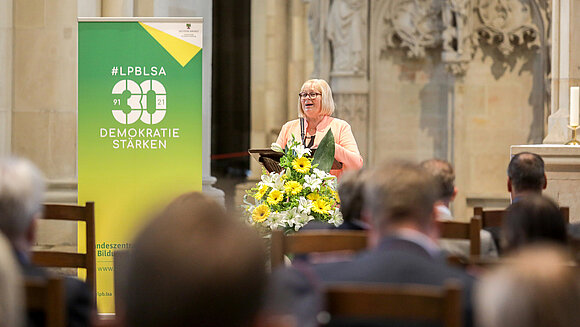 Landtagspräsidentin Gabriele Brakebusch spricht im Dom zu Magdeburg ein Grußwort auf der Festveranstaltung zu 30 Jahre Landeszentrale für politische Bildung.