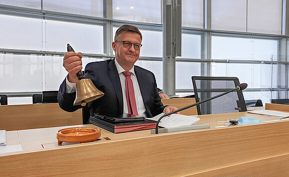 Alterspräsident Detlef Gürth hat die Landtagsglocke in der Hand