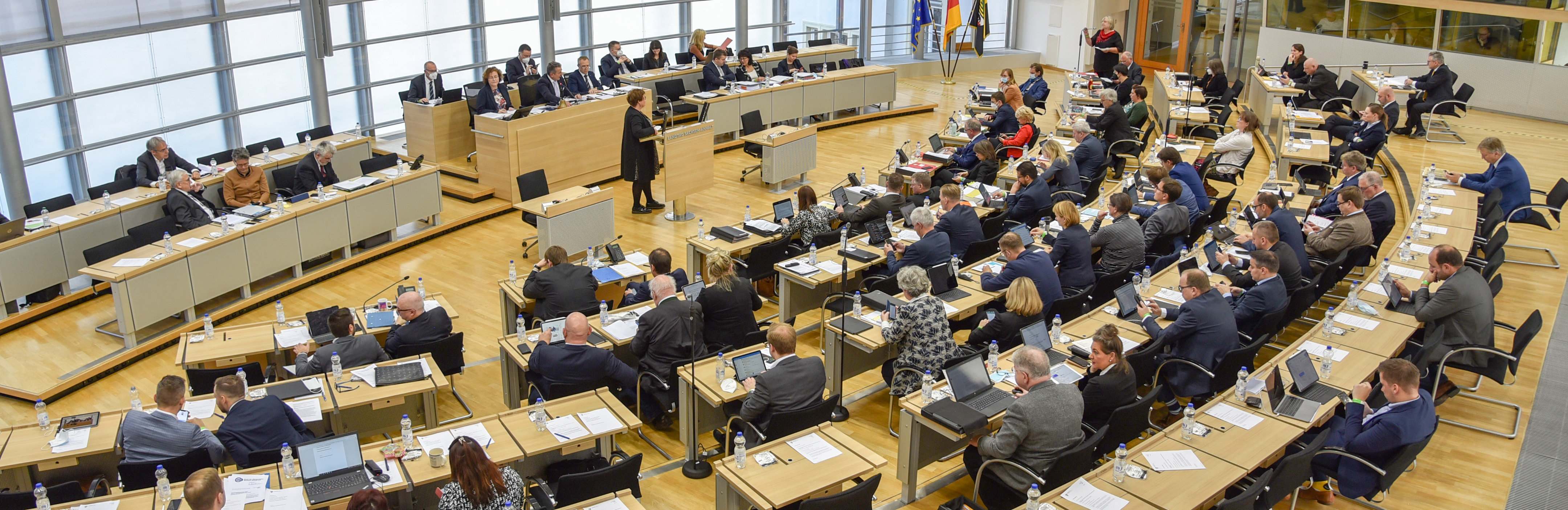 Blick in den gefüllten Plenarsaal des Landtags von Sachsen-Anhalt während einer Landtagssitzung.