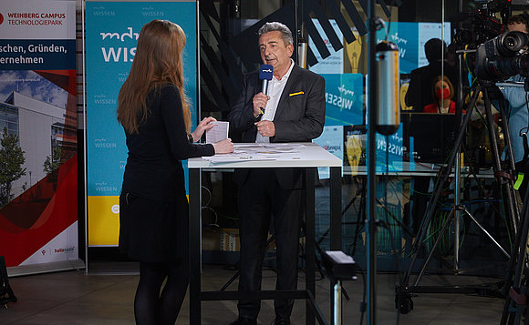 Landtagspräsident Dr. Gunnar Schellenberger beim Interview im Rahmen von Jugend forscht 2022.