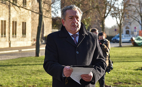 Landtagspräsident Dr. Gunnar Schellenberger sprach das Totengedenken am Mahnmal der verfolgten und ermordeten Magdeburger Sinti und Roma.