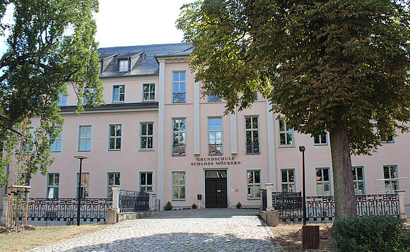 Blick auf das ehemalige Schloss in Möckern, heute eine Grundschule.
