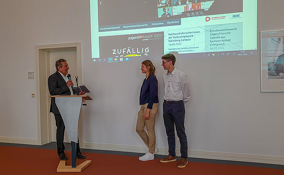 Landtagspräsident ehrt zwei Teilnehmer/innen von "Jugend forscht"