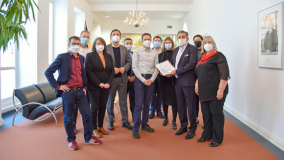 Gruppenfoto: Abgeordnete und Landtagspräsident mit Petenten