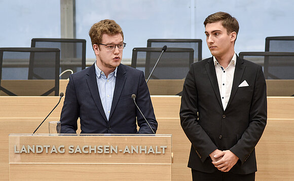 Nico (l.) und Paul berichten von ihrer Projektgruppe Tagebuch der Gefühle.