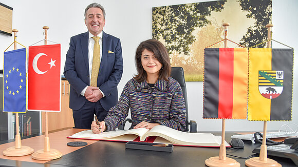 ltlsa/smü Die türkische Generalkonsulin Gül Özge Kaya trug sich in Anwesenheit von Landtagspräsident Dr. Gunnar Schellenberger ins Gästebuch des Landtags ein.