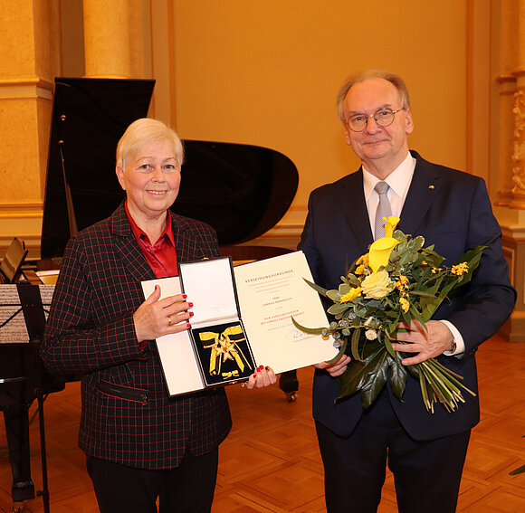 Staatskanzlei Sachsen-Anhalt Die frühere Landtagspräsidentin Gabriele Brakebusch wurde von Ministerpräsident Dr. Reiner Haseloff mit dem Verdienstorden des Landes Sachsen-Anhalt geehrt.