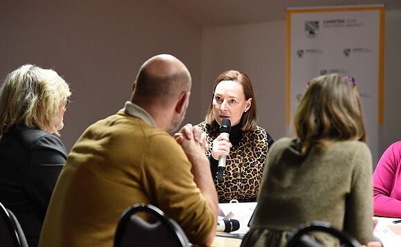 Elrid Pasbrig (SPD) spricht während der Veranstaltung „Landtag im Dialog“ zum Thema Pflanzenschutzmittel.