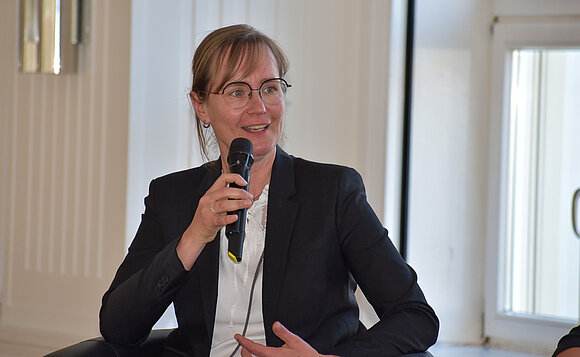 Eva von Angern mit Mikro in der Hand