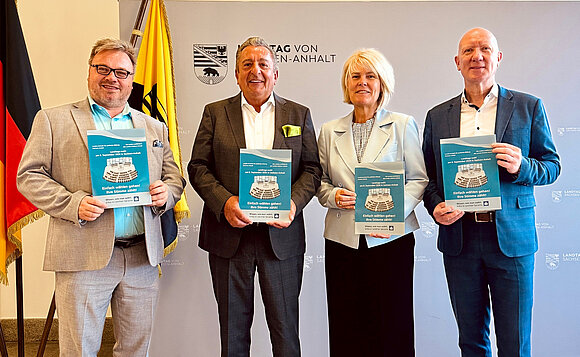 LpB-Direktor Maik Reichel, Landtagspräsident Dr. Gunnar Schellenberger, Landeswahlleiterin Christa Dieckmann und Landesbehindertenbeauftragter Dr. Christian Walbrach präsentieren die neue Broschüre zur Landtagswahl 2026 in Leichter Sprache.