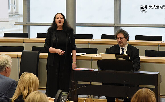 Kammersängerin Undine Dreißig und Jan Michael Horstmann gestalteten die musikalische Umrahmung der Gedenkveranstaltung.