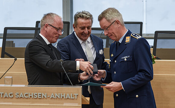Oberst Bernd Albers (r.) erhält die Spinoza-Medaille von Rüdiger Erben (l.) überreicht, Landtagspräsident Dr. Gunnar Schellenberger gratuliert.