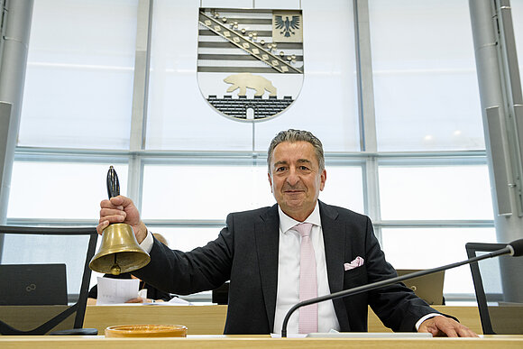 ltlsa/Jens Schlüter Landtagspräsident Dr. Gunnar Schellenberger mit Landtagsglocke in der Hand.