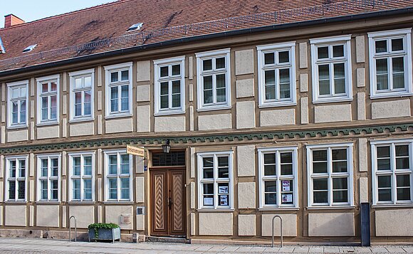 In einem denkmalgeschützten Fachwerkhaus aus dem 18. Jahrhundert hat das Kreismuseum Osterburg in Trägerschaft des Landkreises Stendal sein Domizil.