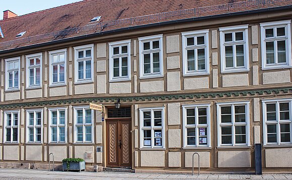 In einem denkmalgeschützten Fachwerkhaus aus dem 18. Jahrhundert hat das Kreismuseum Osterburg in Trägerschaft des Landkreises Stendal sein Domizil.