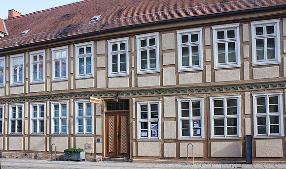 In einem denkmalgeschützten Fachwerkhaus aus dem 18. Jahrhundert hat das Kreismuseum Osterburg in Trägerschaft des Landkreises Stendal sein Domizil.