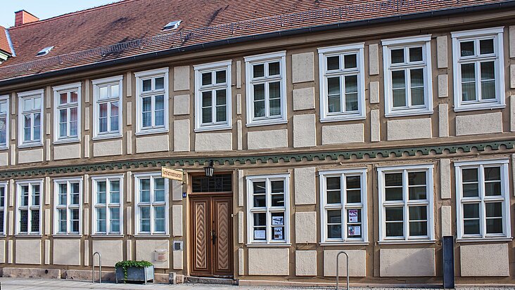 In einem denkmalgeschützten Fachwerkhaus aus dem 18. Jahrhundert hat das Kreismuseum Osterburg in Trägerschaft des Landkreises Stendal sein Domizil.