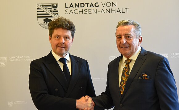 Landtagpräsident Dr. Gunnar Schellenberger (r.) begrüßte den Botschafter der Tschechischen Republik, S. E. Jiří Čistecký, im Landtag von Sachsen-Anhalt.