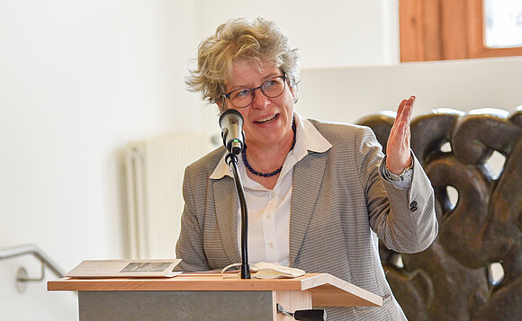 Landtagsvizepräsidentin Anne-Marie Keding spricht zur Eröffnung der Ausstellung am Rednerpult.