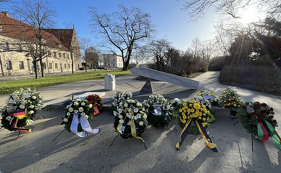 Blick auf die zum stillen Gedenken niedergelegten Kränze am Mahnmal der verfolgten und ermordeten Magdeburger Sinti und Roma.