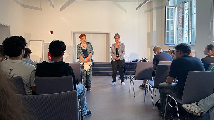 Die ehemalige Landtagsabgeordnete Verena Wicke-Scheil und die aktuelle Landtagsabgeordnete Elke Simon-Kuch sprachen zu den Jugendlichen in Weißenfels.