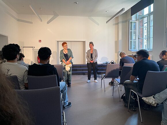 Die ehemalige Landtagsabgeordnete Verena Wicke-Scheil und die aktuelle Landtagsabgeordnete Elke Simon-Kuch sprachen zu den Jugendlichen in Weißenfels.