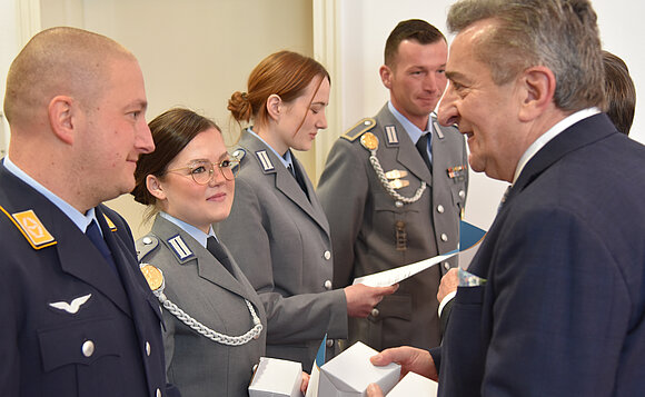 Landtagspräsident Dr. Gunnar Schellenberger bei der Überreichung von Geschenken.