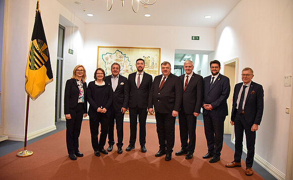 Gruppenfoto: Acht Abgeordnete aus Sachsen-Anhalt und Litauen stehen nebeneinander.