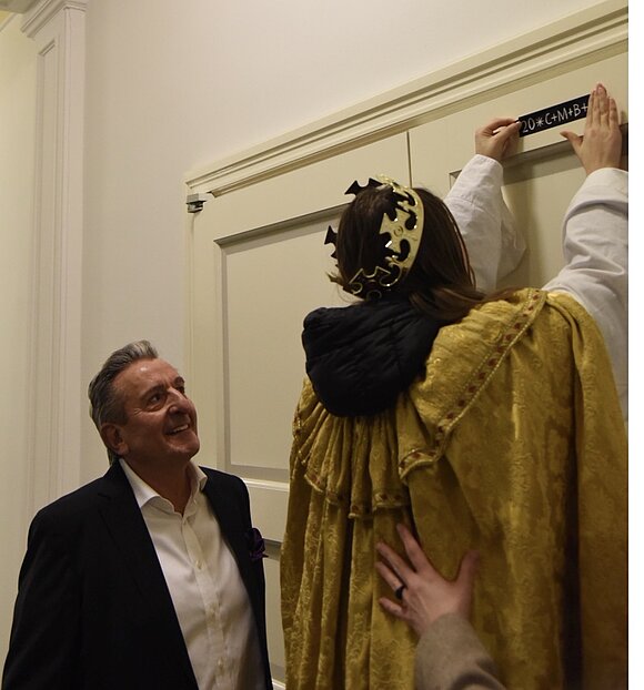 Verkleidet als die Heiligen drei Könige brachten die Sternsinger den traditionellen Segen in den Landtag von Sachsen-Anhalt.