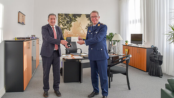 Landtagspräsident übergibt Landeskommandeur die Medaille